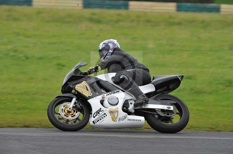 Motorcycle action photographs;cadwell;cadwell park photographs;event digital images;eventdigitalimages;motor racing louth lincolnshire;no limits trackdays;peter wileman photography;trackday;trackday digital images;trackday photos