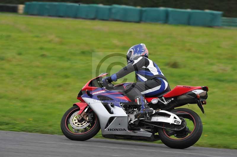 Motorcycle action photographs;cadwell;cadwell park photographs;event digital images;eventdigitalimages;motor racing louth lincolnshire;no limits trackdays;peter wileman photography;trackday;trackday digital images;trackday photos