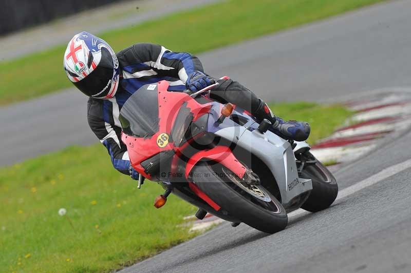 Motorcycle action photographs;cadwell;cadwell park photographs;event digital images;eventdigitalimages;motor racing louth lincolnshire;no limits trackdays;peter wileman photography;trackday;trackday digital images;trackday photos