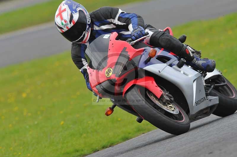 Motorcycle action photographs;cadwell;cadwell park photographs;event digital images;eventdigitalimages;motor racing louth lincolnshire;no limits trackdays;peter wileman photography;trackday;trackday digital images;trackday photos