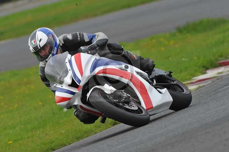 Motorcycle action photographs;cadwell;cadwell park photographs;event digital images;eventdigitalimages;motor racing louth lincolnshire;no limits trackdays;peter wileman photography;trackday;trackday digital images;trackday photos