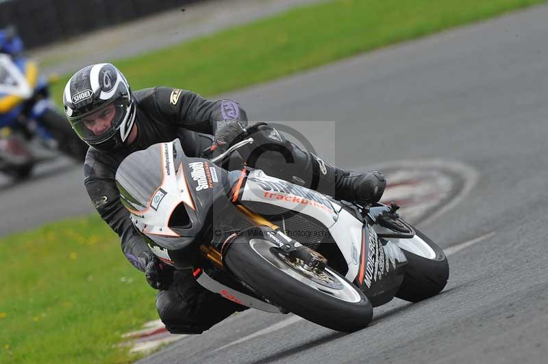 Motorcycle action photographs;cadwell;cadwell park photographs;event digital images;eventdigitalimages;motor racing louth lincolnshire;no limits trackdays;peter wileman photography;trackday;trackday digital images;trackday photos
