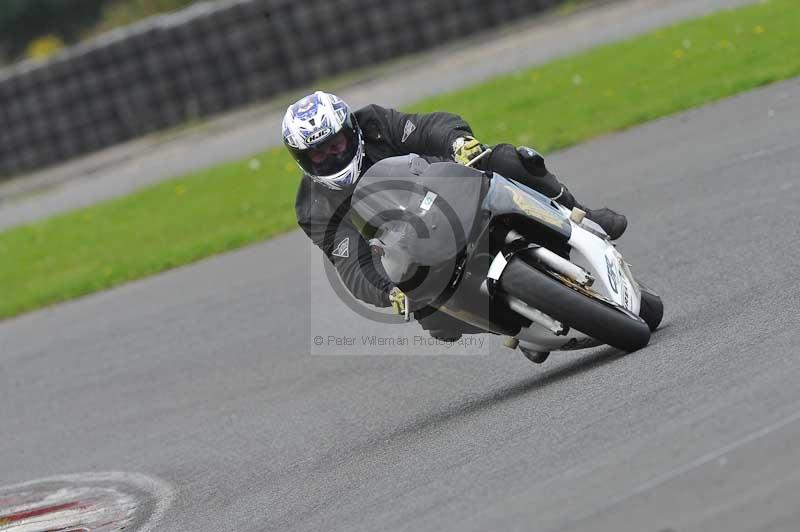 Motorcycle action photographs;cadwell;cadwell park photographs;event digital images;eventdigitalimages;motor racing louth lincolnshire;no limits trackdays;peter wileman photography;trackday;trackday digital images;trackday photos