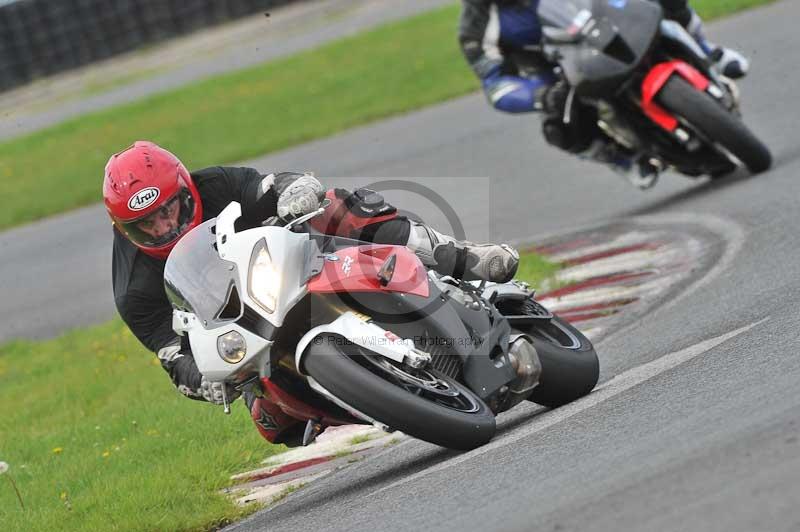 Motorcycle action photographs;cadwell;cadwell park photographs;event digital images;eventdigitalimages;motor racing louth lincolnshire;no limits trackdays;peter wileman photography;trackday;trackday digital images;trackday photos
