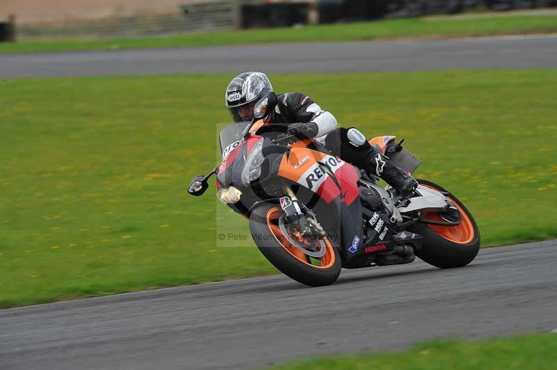 Motorcycle action photographs;cadwell;cadwell park photographs;event digital images;eventdigitalimages;motor racing louth lincolnshire;no limits trackdays;peter wileman photography;trackday;trackday digital images;trackday photos