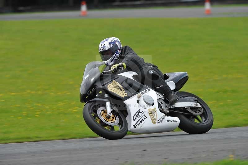 Motorcycle action photographs;cadwell;cadwell park photographs;event digital images;eventdigitalimages;motor racing louth lincolnshire;no limits trackdays;peter wileman photography;trackday;trackday digital images;trackday photos