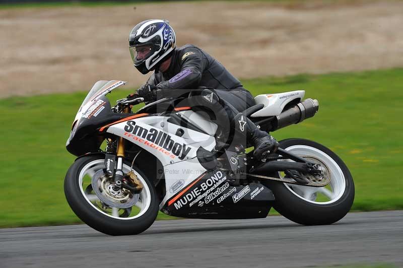 Motorcycle action photographs;cadwell;cadwell park photographs;event digital images;eventdigitalimages;motor racing louth lincolnshire;no limits trackdays;peter wileman photography;trackday;trackday digital images;trackday photos
