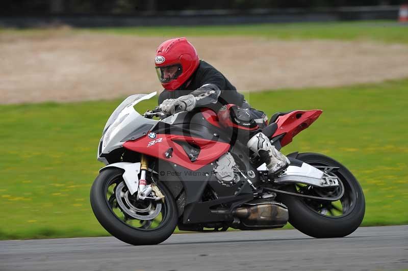 Motorcycle action photographs;cadwell;cadwell park photographs;event digital images;eventdigitalimages;motor racing louth lincolnshire;no limits trackdays;peter wileman photography;trackday;trackday digital images;trackday photos