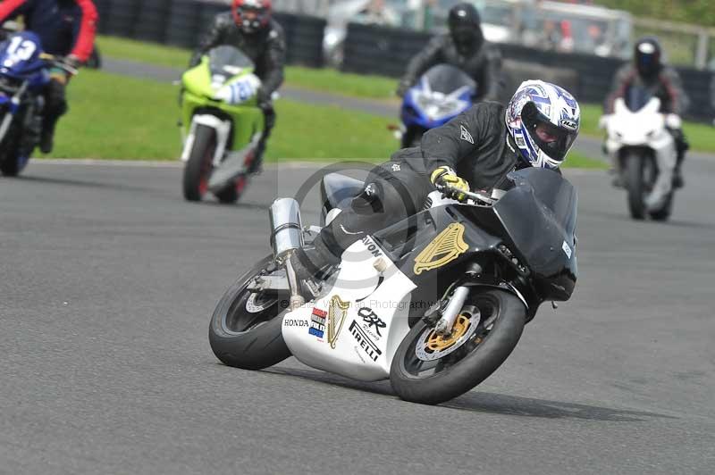 Motorcycle action photographs;cadwell;cadwell park photographs;event digital images;eventdigitalimages;motor racing louth lincolnshire;no limits trackdays;peter wileman photography;trackday;trackday digital images;trackday photos