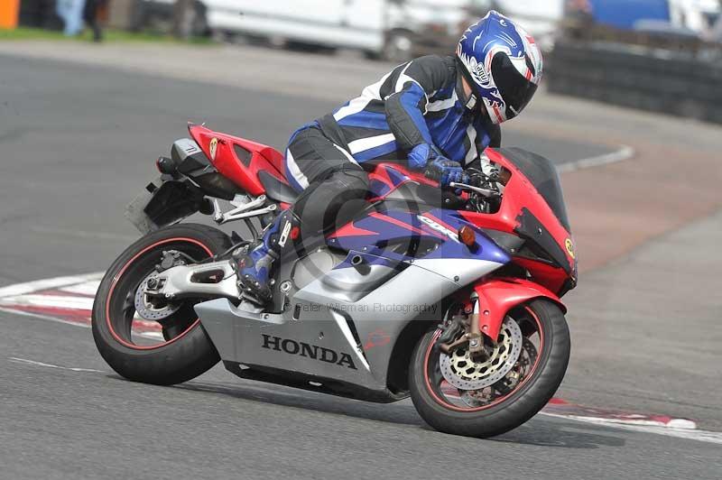 Motorcycle action photographs;cadwell;cadwell park photographs;event digital images;eventdigitalimages;motor racing louth lincolnshire;no limits trackdays;peter wileman photography;trackday;trackday digital images;trackday photos