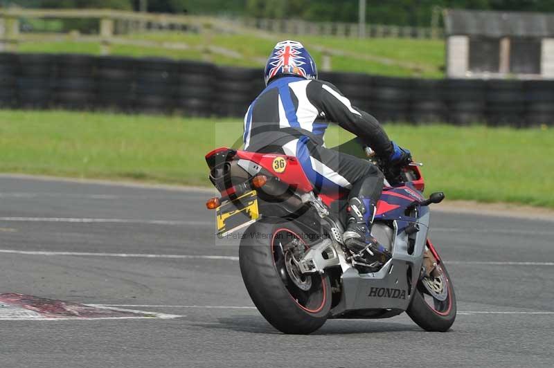 Motorcycle action photographs;cadwell;cadwell park photographs;event digital images;eventdigitalimages;motor racing louth lincolnshire;no limits trackdays;peter wileman photography;trackday;trackday digital images;trackday photos