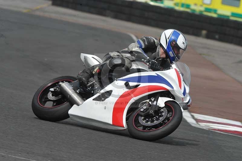 Motorcycle action photographs;cadwell;cadwell park photographs;event digital images;eventdigitalimages;motor racing louth lincolnshire;no limits trackdays;peter wileman photography;trackday;trackday digital images;trackday photos