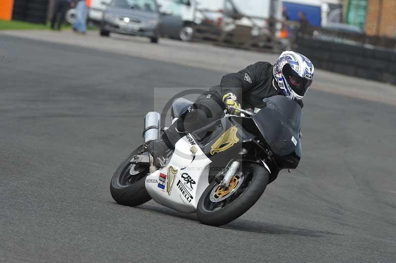 Motorcycle action photographs;cadwell;cadwell park photographs;event digital images;eventdigitalimages;motor racing louth lincolnshire;no limits trackdays;peter wileman photography;trackday;trackday digital images;trackday photos