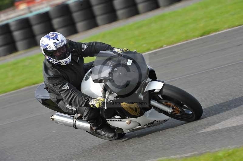 Motorcycle action photographs;cadwell;cadwell park photographs;event digital images;eventdigitalimages;motor racing louth lincolnshire;no limits trackdays;peter wileman photography;trackday;trackday digital images;trackday photos