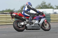 Motorcycle-action-photographs;cadwell;cadwell-park-photographs;event-digital-images;eventdigitalimages;motor-racing-louth-lincolnshire;no-limits-trackdays;peter-wileman-photography;trackday;trackday-digital-images;trackday-photos