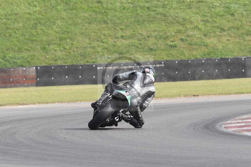 Motorcycle action photographs;Trackday digital images;event digital images;eventdigitalimages;no limits trackday;peter wileman photography;snetterton;snetterton circuit norfolk;snetterton photographs;trackday;trackday photos