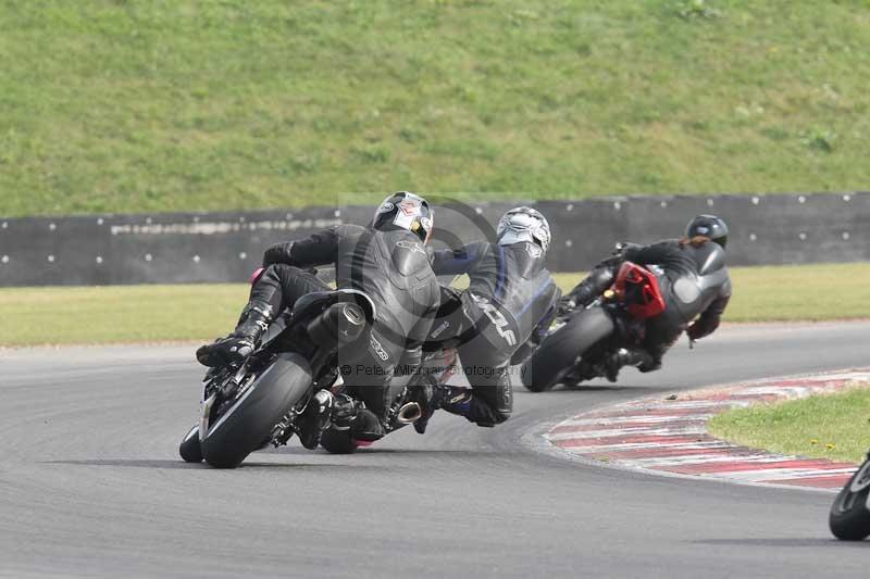 Motorcycle action photographs;Trackday digital images;event digital images;eventdigitalimages;no limits trackday;peter wileman photography;snetterton;snetterton circuit norfolk;snetterton photographs;trackday;trackday photos