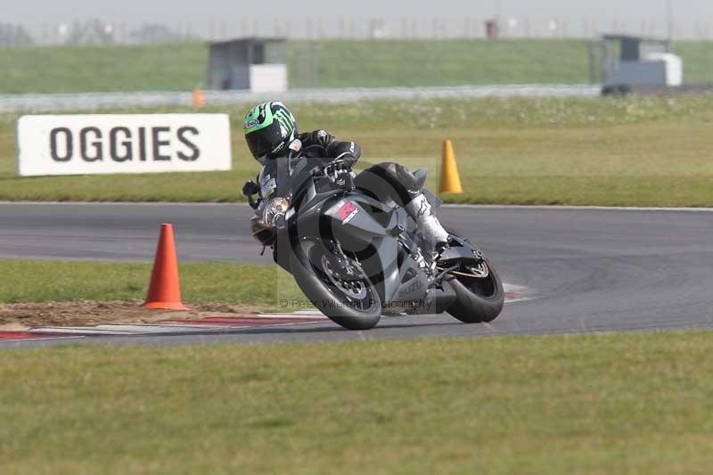 Motorcycle action photographs;Trackday digital images;event digital images;eventdigitalimages;no limits trackday;peter wileman photography;snetterton;snetterton circuit norfolk;snetterton photographs;trackday;trackday photos
