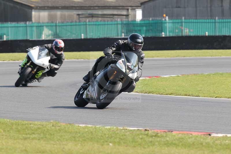 Motorcycle action photographs;Trackday digital images;event digital images;eventdigitalimages;no limits trackday;peter wileman photography;snetterton;snetterton circuit norfolk;snetterton photographs;trackday;trackday photos