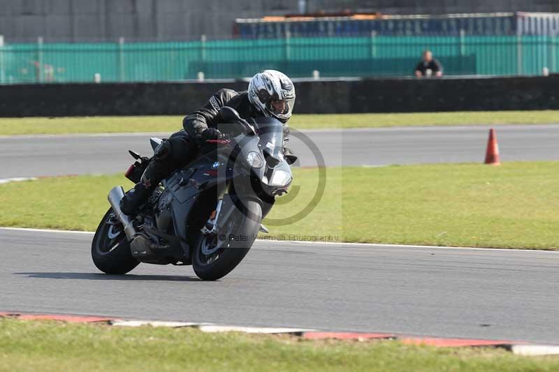 Motorcycle action photographs;Trackday digital images;event digital images;eventdigitalimages;no limits trackday;peter wileman photography;snetterton;snetterton circuit norfolk;snetterton photographs;trackday;trackday photos