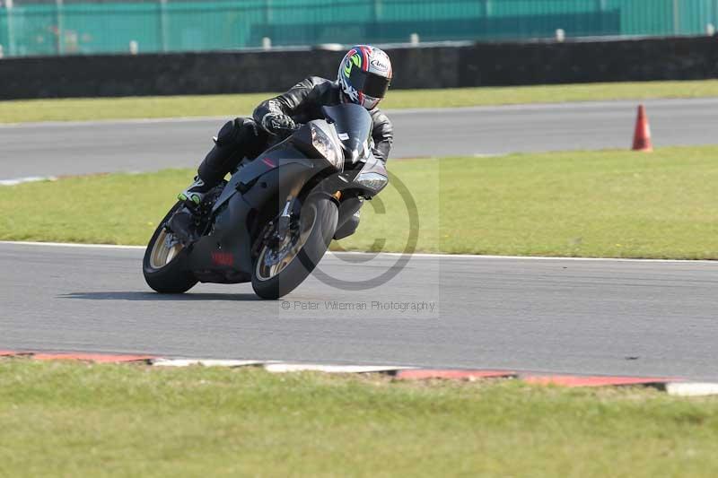 Motorcycle action photographs;Trackday digital images;event digital images;eventdigitalimages;no limits trackday;peter wileman photography;snetterton;snetterton circuit norfolk;snetterton photographs;trackday;trackday photos