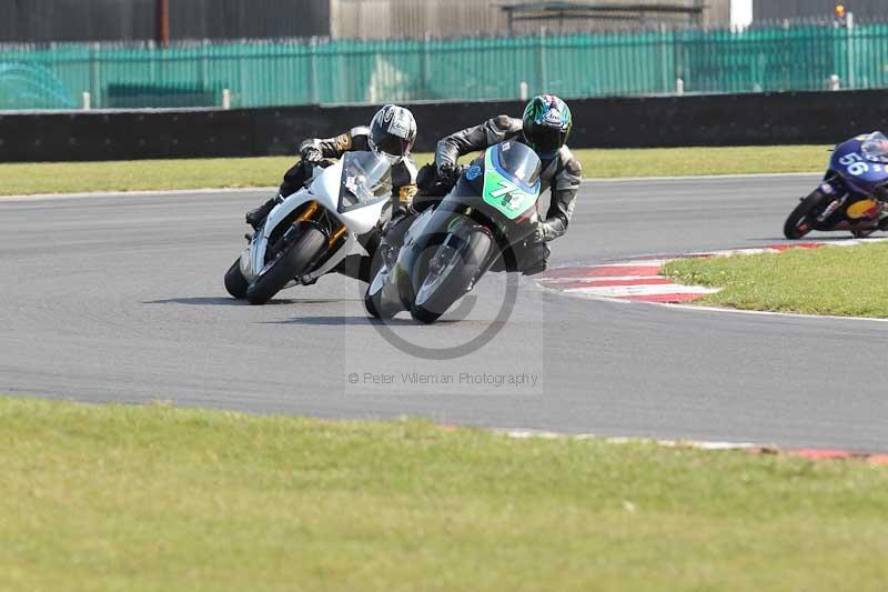 Motorcycle action photographs;Trackday digital images;event digital images;eventdigitalimages;no limits trackday;peter wileman photography;snetterton;snetterton circuit norfolk;snetterton photographs;trackday;trackday photos