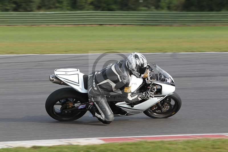 Motorcycle action photographs;Trackday digital images;event digital images;eventdigitalimages;no limits trackday;peter wileman photography;snetterton;snetterton circuit norfolk;snetterton photographs;trackday;trackday photos