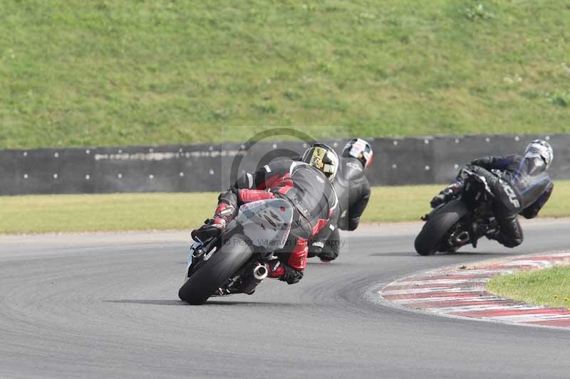 Motorcycle action photographs;Trackday digital images;event digital images;eventdigitalimages;no limits trackday;peter wileman photography;snetterton;snetterton circuit norfolk;snetterton photographs;trackday;trackday photos