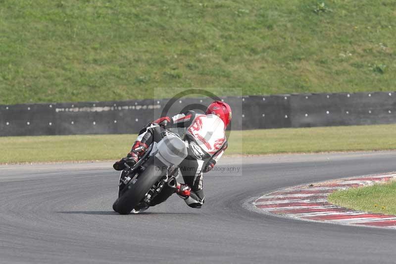Motorcycle action photographs;Trackday digital images;event digital images;eventdigitalimages;no limits trackday;peter wileman photography;snetterton;snetterton circuit norfolk;snetterton photographs;trackday;trackday photos