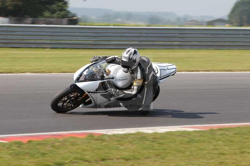 Motorcycle action photographs;Trackday digital images;event digital images;eventdigitalimages;no limits trackday;peter wileman photography;snetterton;snetterton circuit norfolk;snetterton photographs;trackday;trackday photos
