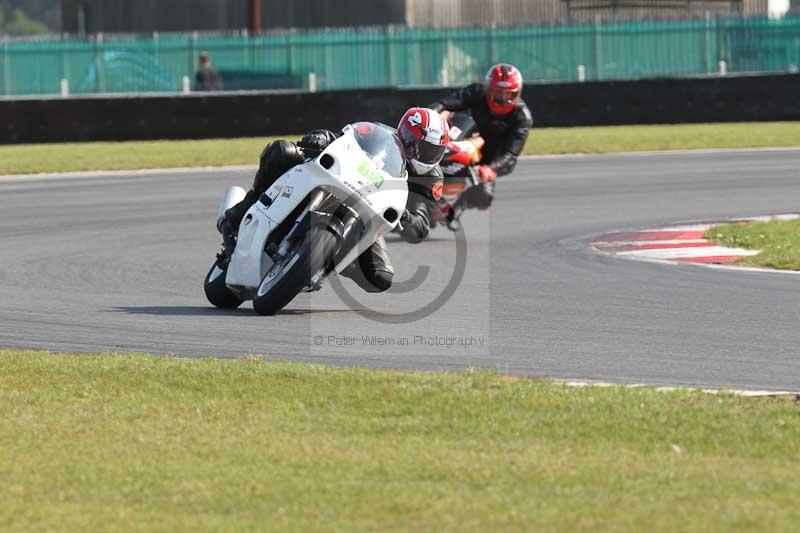 Motorcycle action photographs;Trackday digital images;event digital images;eventdigitalimages;no limits trackday;peter wileman photography;snetterton;snetterton circuit norfolk;snetterton photographs;trackday;trackday photos
