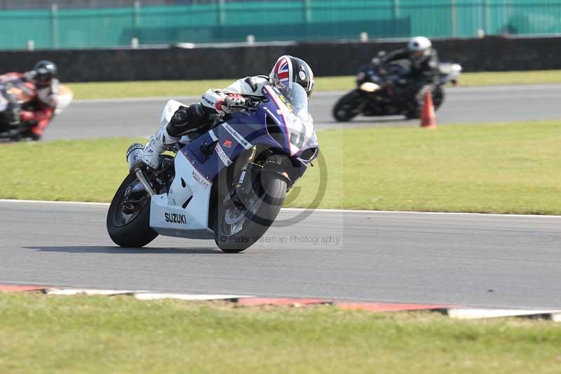 Motorcycle action photographs;Trackday digital images;event digital images;eventdigitalimages;no limits trackday;peter wileman photography;snetterton;snetterton circuit norfolk;snetterton photographs;trackday;trackday photos