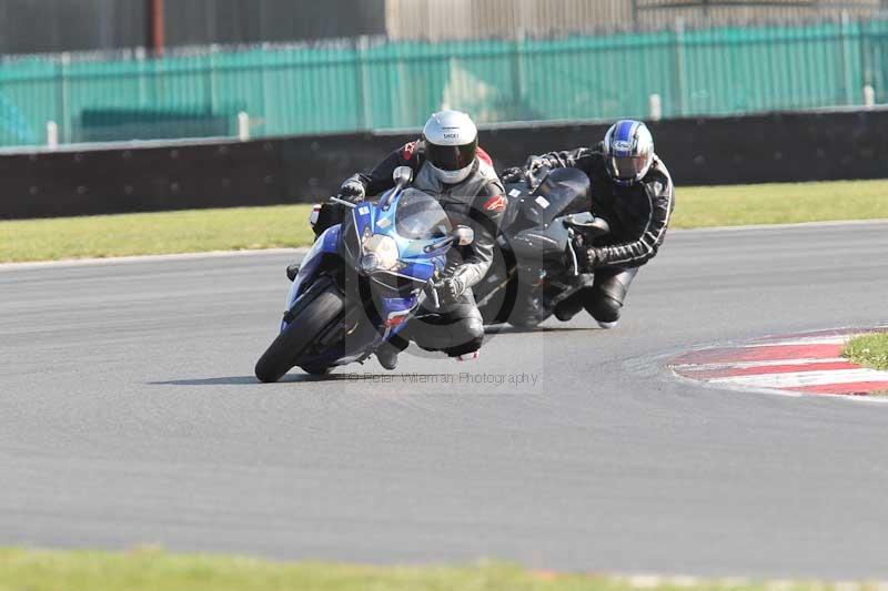 Motorcycle action photographs;Trackday digital images;event digital images;eventdigitalimages;no limits trackday;peter wileman photography;snetterton;snetterton circuit norfolk;snetterton photographs;trackday;trackday photos