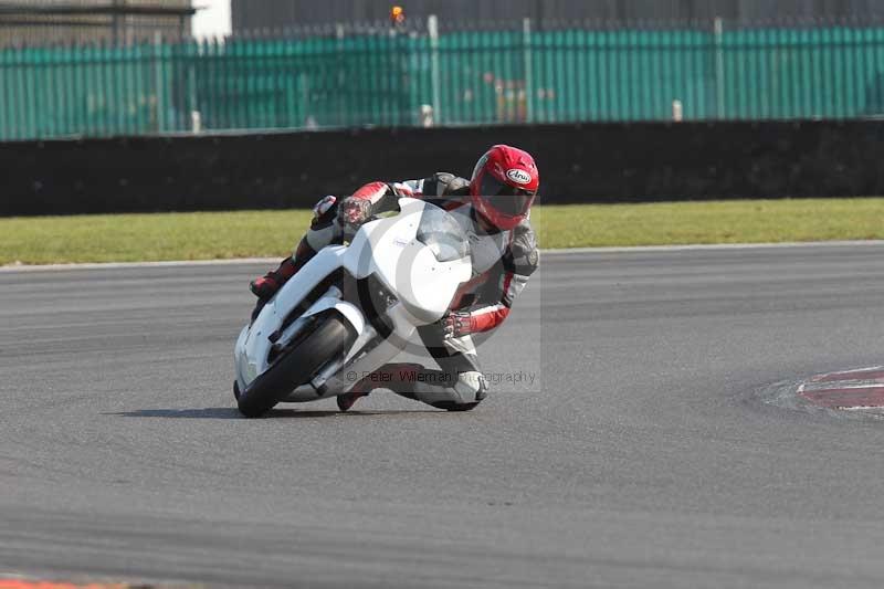 Motorcycle action photographs;Trackday digital images;event digital images;eventdigitalimages;no limits trackday;peter wileman photography;snetterton;snetterton circuit norfolk;snetterton photographs;trackday;trackday photos