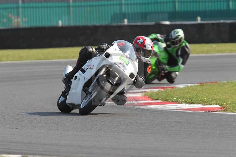 Motorcycle action photographs;Trackday digital images;event digital images;eventdigitalimages;no limits trackday;peter wileman photography;snetterton;snetterton circuit norfolk;snetterton photographs;trackday;trackday photos