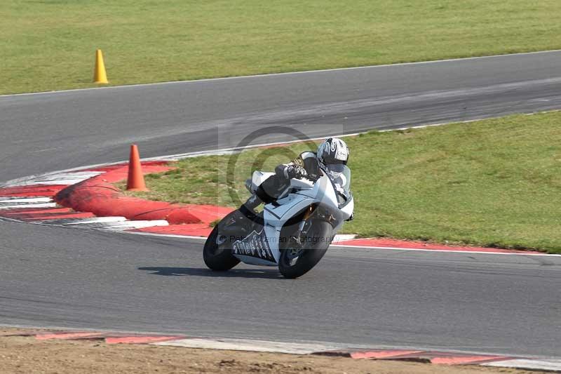 Motorcycle action photographs;Trackday digital images;event digital images;eventdigitalimages;no limits trackday;peter wileman photography;snetterton;snetterton circuit norfolk;snetterton photographs;trackday;trackday photos