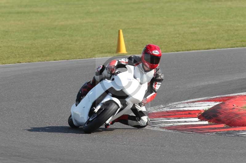 Motorcycle action photographs;Trackday digital images;event digital images;eventdigitalimages;no limits trackday;peter wileman photography;snetterton;snetterton circuit norfolk;snetterton photographs;trackday;trackday photos