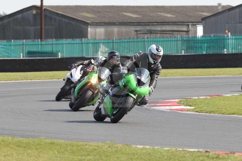 Motorcycle action photographs;Trackday digital images;event digital images;eventdigitalimages;no limits trackday;peter wileman photography;snetterton;snetterton circuit norfolk;snetterton photographs;trackday;trackday photos