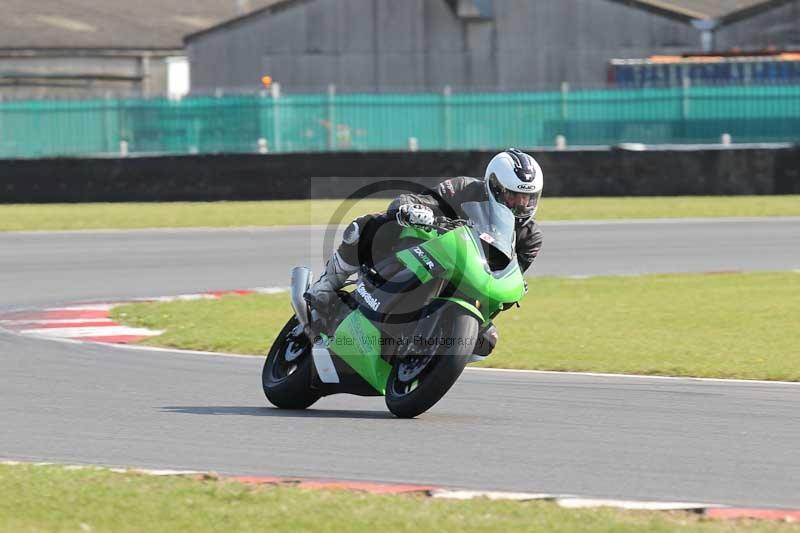 Motorcycle action photographs;Trackday digital images;event digital images;eventdigitalimages;no limits trackday;peter wileman photography;snetterton;snetterton circuit norfolk;snetterton photographs;trackday;trackday photos