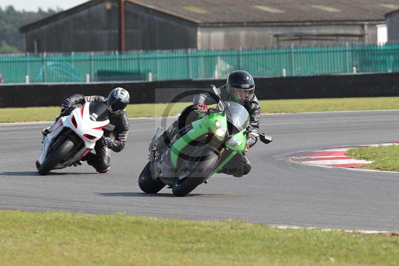 Motorcycle action photographs;Trackday digital images;event digital images;eventdigitalimages;no limits trackday;peter wileman photography;snetterton;snetterton circuit norfolk;snetterton photographs;trackday;trackday photos