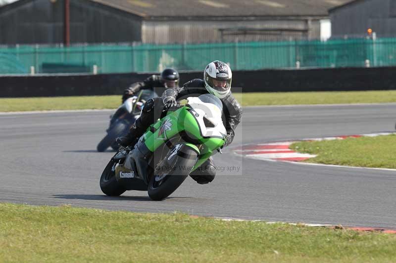 Motorcycle action photographs;Trackday digital images;event digital images;eventdigitalimages;no limits trackday;peter wileman photography;snetterton;snetterton circuit norfolk;snetterton photographs;trackday;trackday photos