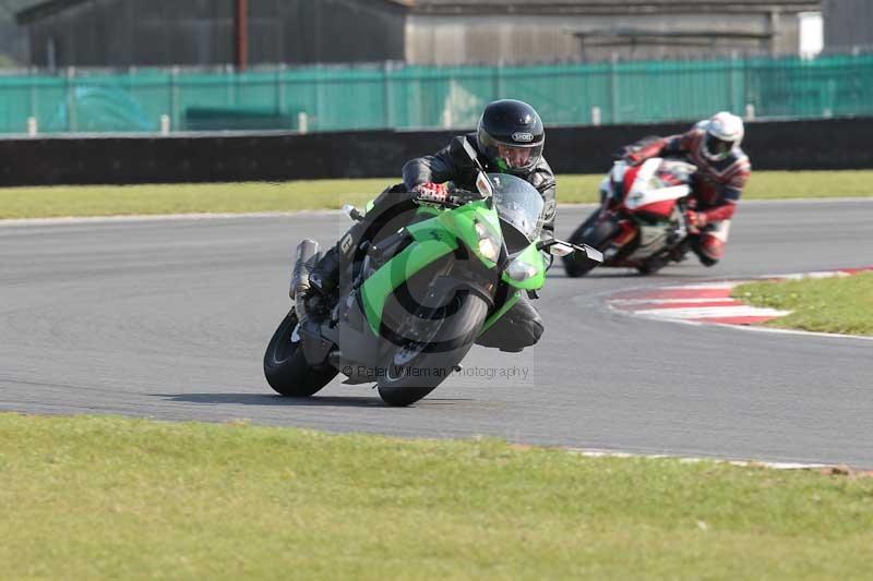Motorcycle action photographs;Trackday digital images;event digital images;eventdigitalimages;no limits trackday;peter wileman photography;snetterton;snetterton circuit norfolk;snetterton photographs;trackday;trackday photos