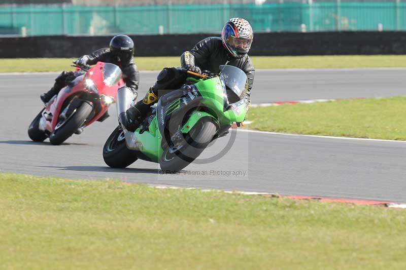 Motorcycle action photographs;Trackday digital images;event digital images;eventdigitalimages;no limits trackday;peter wileman photography;snetterton;snetterton circuit norfolk;snetterton photographs;trackday;trackday photos