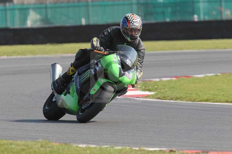 Motorcycle action photographs;Trackday digital images;event digital images;eventdigitalimages;no limits trackday;peter wileman photography;snetterton;snetterton circuit norfolk;snetterton photographs;trackday;trackday photos