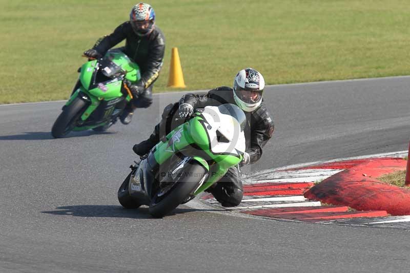 Motorcycle action photographs;Trackday digital images;event digital images;eventdigitalimages;no limits trackday;peter wileman photography;snetterton;snetterton circuit norfolk;snetterton photographs;trackday;trackday photos