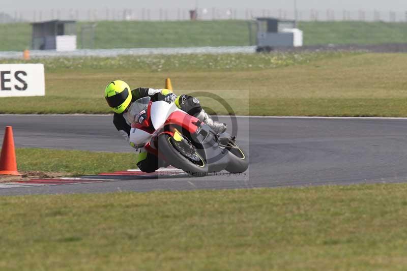 Motorcycle action photographs;Trackday digital images;event digital images;eventdigitalimages;no limits trackday;peter wileman photography;snetterton;snetterton circuit norfolk;snetterton photographs;trackday;trackday photos