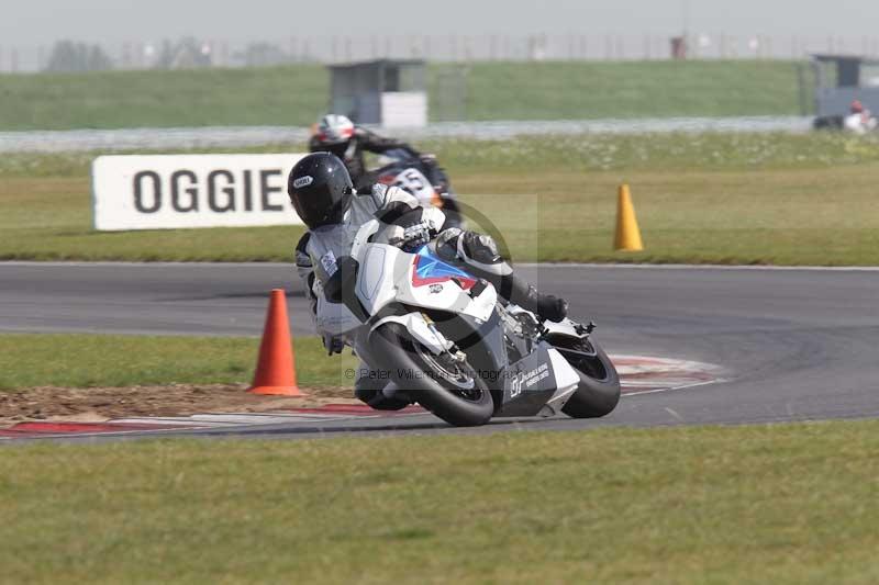 Motorcycle action photographs;Trackday digital images;event digital images;eventdigitalimages;no limits trackday;peter wileman photography;snetterton;snetterton circuit norfolk;snetterton photographs;trackday;trackday photos