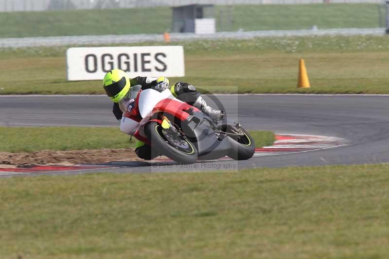 Motorcycle action photographs;Trackday digital images;event digital images;eventdigitalimages;no limits trackday;peter wileman photography;snetterton;snetterton circuit norfolk;snetterton photographs;trackday;trackday photos
