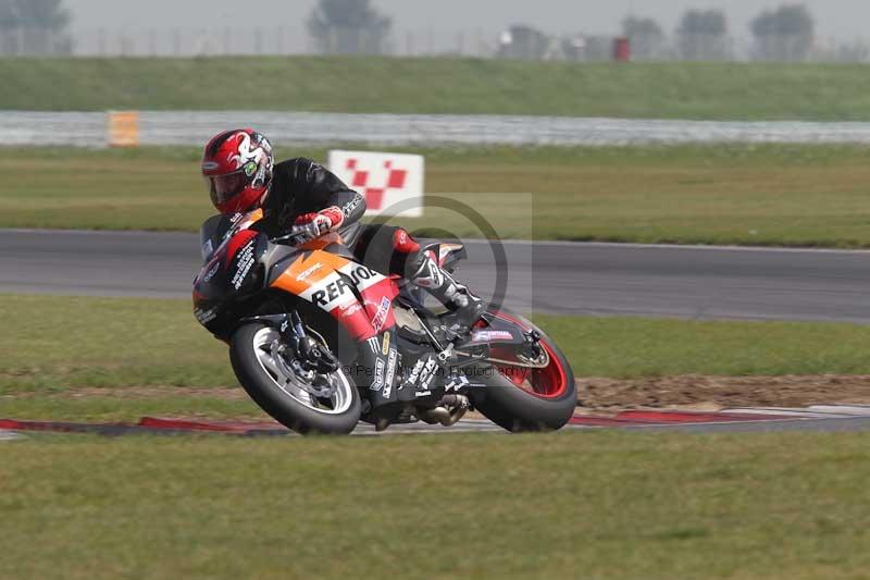 Motorcycle action photographs;Trackday digital images;event digital images;eventdigitalimages;no limits trackday;peter wileman photography;snetterton;snetterton circuit norfolk;snetterton photographs;trackday;trackday photos
