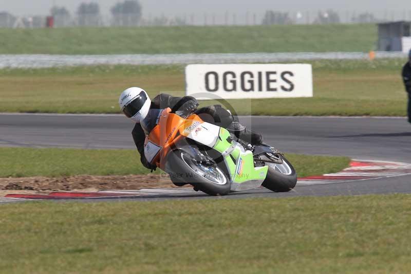 Motorcycle action photographs;Trackday digital images;event digital images;eventdigitalimages;no limits trackday;peter wileman photography;snetterton;snetterton circuit norfolk;snetterton photographs;trackday;trackday photos